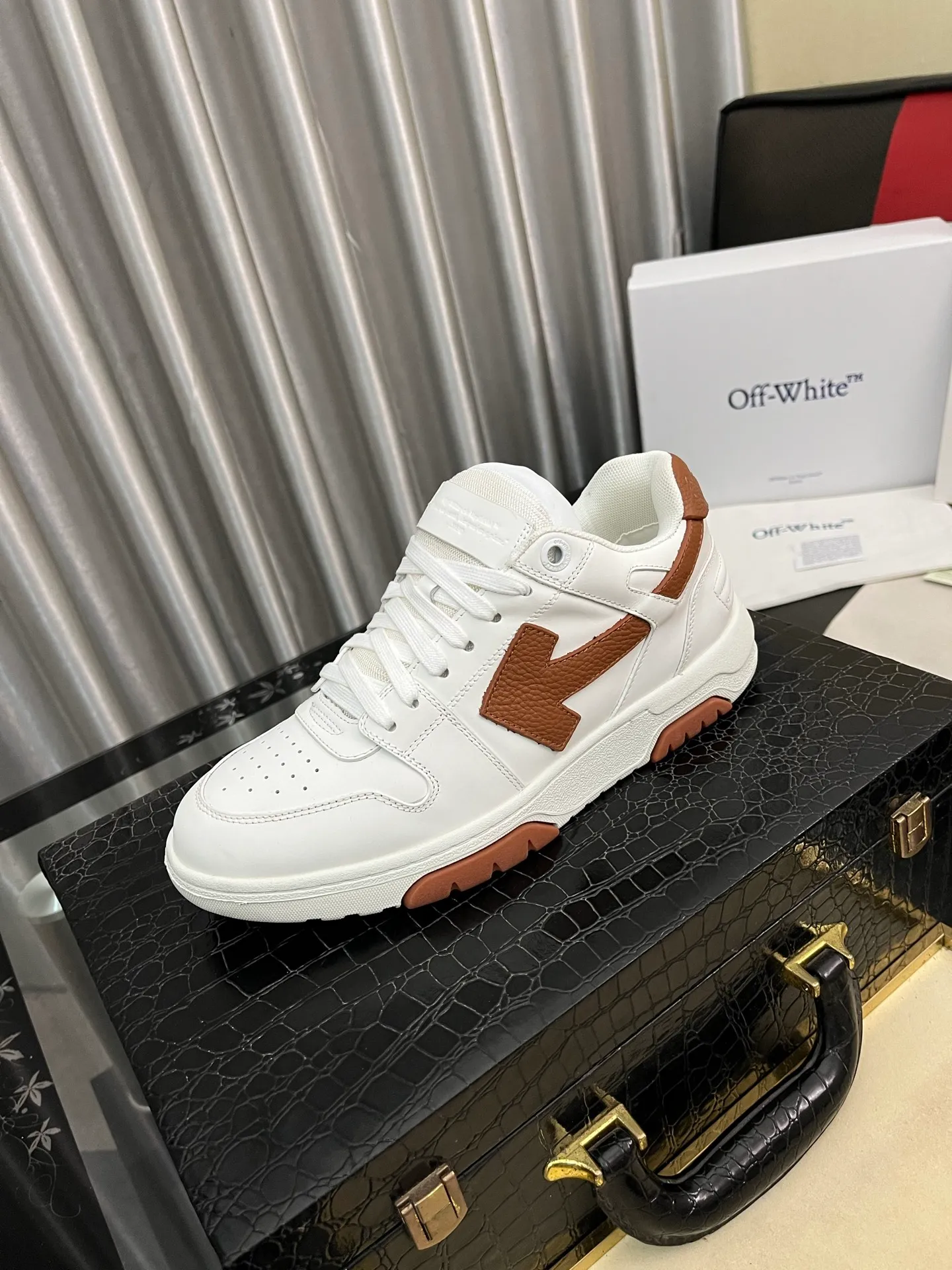 Men's shoes 💰600⌚️⌚️ OFF-White C/O VirGil Abloh fashionable and versatile casual shoes. Exclusive first release of the new model. Made of environmentally friendly cowhide leather and mesh fabric upper material. The insole is embedded with foam cushioning EVA material. The correct midsole is equipped with EVA lightweight cushioning. External tooth nail rubber outsole. The correct accessories can be customized simultaneously. Women's model: 35-40 Men's model: 39-45